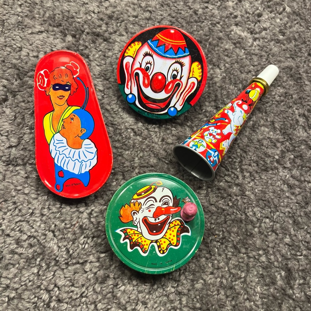 Lot of vintage tin noisemakers in great condition!